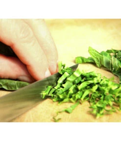 Wasabi -Blumen Geschaft 20120718 WE MO 003 Wasabi Gs Detail Blaetter schneiden